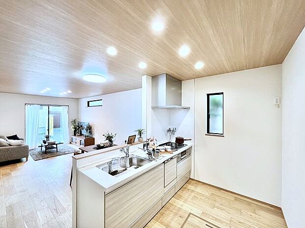 【ダイニングキッチン】~Kitchen~ リビングが見渡せるカウンターキッチン。 料理をしながら家族とコミュニケーションをとれるだけでなく、大きな開放感も得ることができます。 お子様の成長も感じることができますね!