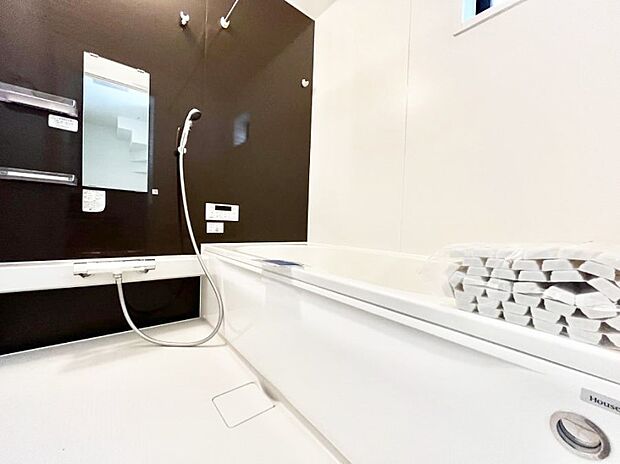 【浴室】◆2号棟◆~Bath Room~ 窓付きのバスルームは、採光もあり明るく気持ちの良い空間です。窓があることで、換気環境も良好。ゆったり寛げるバスルームで、毎日のバスタイムが楽しみになりそうです。
