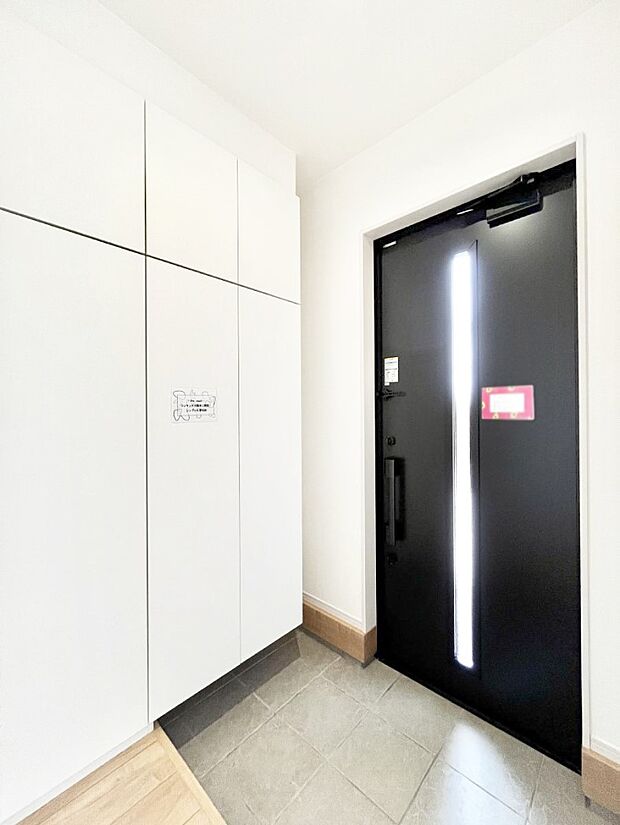 【玄関】◆2号棟◆~Entrance~ 家の中でお客様を迎える最初の場所である玄関は、家の印象そのものです!豊富な玄関収納で、常に綺麗に保つことが出来ます♪玄関にはたっぷり収納の下駄箱を完備!