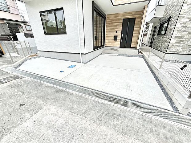 【駐車場】◆１号棟◆～Parking～　駐車場２台置けます！(車種による)自転車置き場や物置場として、お子様の遊ぶスペースとして、ゆとりある敷地だからこそ可能な多用途にご利用いただけるスペースです。