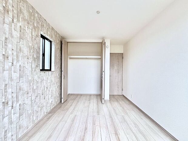 【寝室】~Bed Room~ 全居室には収納クローゼットを完備!普段使いのお洋服や小物はもちろん、季節物のお洋服などもしっかりと整理整頓おしまい頂けます。 居室空間を広く使用できますね。