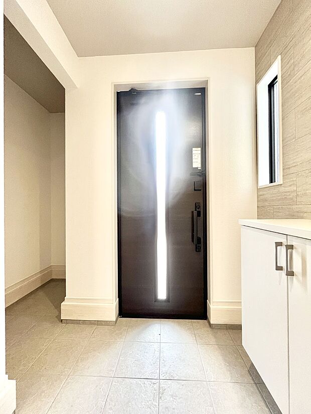 【玄関】◆1号棟◆~Entrance~ 家の中でお客様を迎える最初の場所である玄関は、家の印象そのものです!豊富な玄関収納で、常に綺麗に保つことが出来ます♪玄関にはたっぷり収納の下駄箱を完備!
