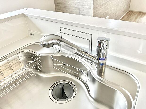 【その他設備(浄水器)】◆1号棟◆いつでも清潔なおいしいお水を。一つの水栓で水道水と浄水を使い分け。