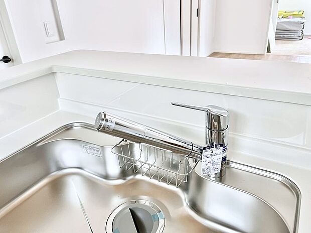 【その他設備(浄水器)】◆1号棟◆いつでも清潔なおいしいお水を。一つの水栓で水道水と浄水を使い分け。