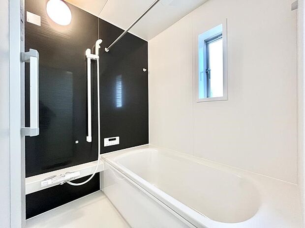 【浴室】~Bath Room~ 落ち着いた雰囲気の浴室で明日に向けてリフレッシュ。浴室乾燥機能も付いているので隣の洗濯機置き場で洗い上がった洗濯物を、雨の日も天気を気にせず乾燥させることも可能です。