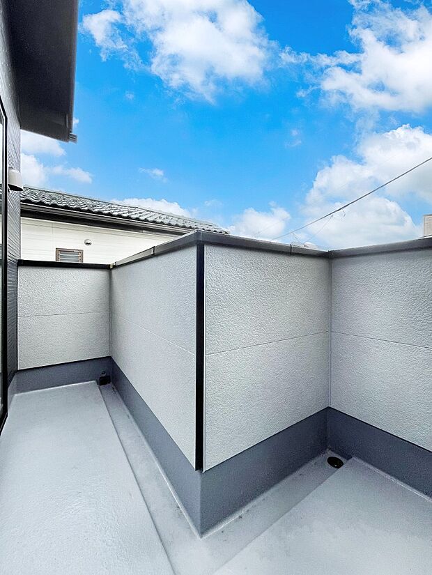 【バルコニー】～Balcony～　大きな空に囲まれた気持ちのいい家。バルコニーを覗くだけで圧倒的な開放感に包まれます。バルコニーは陽がさしこみお布団や洗濯物を気持ちよく干すことができます。