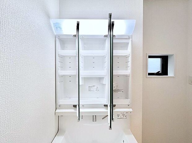 【その他設備(三面鏡裏収納)】三面鏡の裏に、化粧品や衛生用品などを収納可能。洗面台をすっきりと保ちます！