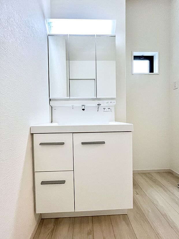 【洗面台・洗面所】◆1号棟◆~Dressing Room~ 十分な大きさの洗面台は収納もさる事ながら、身だしなみチェックや歯磨きなど、朝の慌ただしい時間でもホテルライクなスペースで余裕とゆとりを感じて頂けます。