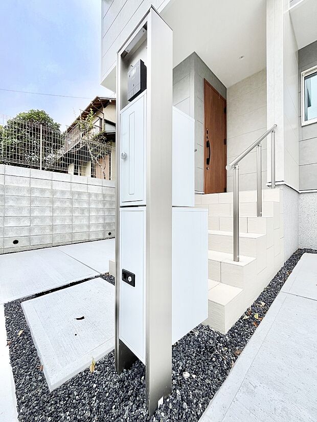 【その他現地】◆1号棟◆～Exterior～　表札・インターホン・ポスト・宅配ＢＯＸをひとつに集約。エントランスになじむシンプルデザイン。