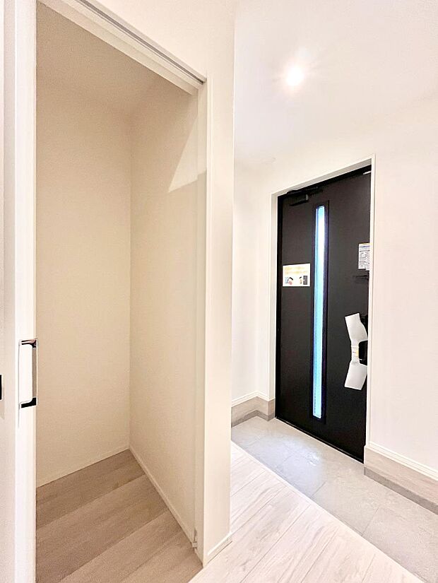 【その他設備(玄関ホール収納)】玄関ホール収納です。掃除道具やお出かけ用グッズの収納に便利です。