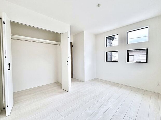 【寝室】~Bed Room~ 部屋数が多いのが戸建てのメリットです。ご家族が増えたことで手狭に感じていた住まいも戸建てでは各居室プライバシーを保つことができます。住まいにゆとりが生まれ心もリラックスできます♪