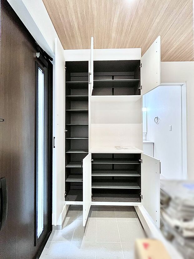 【その他設備(シューズボックス)】たっぷり収納できるシューズボックスで家族全員の靴も、玄関すっきり。