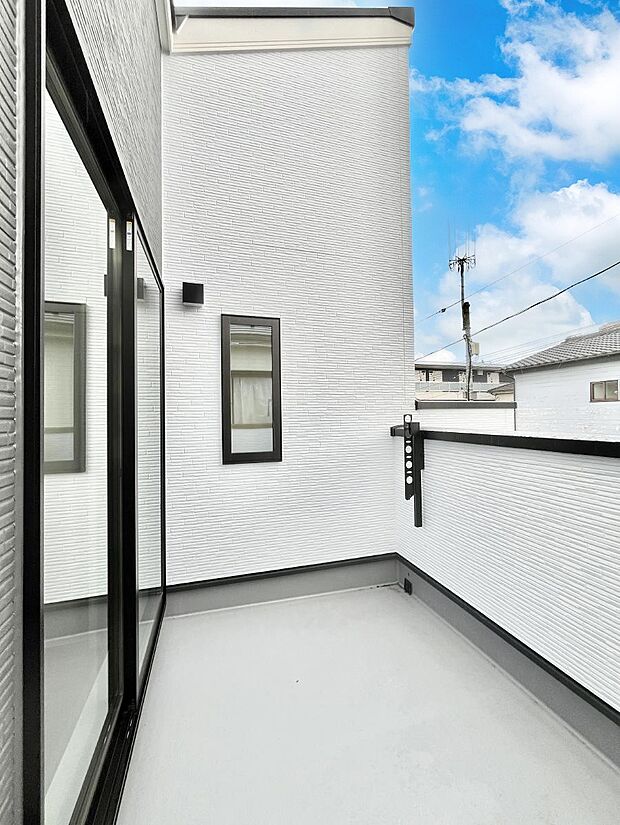 【バルコニー】～Balcony～ バルコニーは温かい陽がさしこみ、お布団や洗濯物を気持ちよく干すことができます。 使いやすく開放的なバルコニーです♪陽ざしがたっぷり降り注ぐ、バルコニー付き住まい。 
