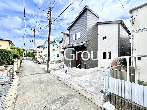 【前面道路含む現地写真】～Exterior～　北側公道　幅4ｍ前面道路。周辺は車通りが少ないため、落ち着いて運転でき、車庫入れが苦手な方でもスイスイ楽に駐車できます。来客時にも便利で安心です♪