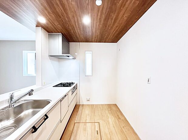 【ダイニングキッチン】~Kitchen~ 自然光が入る窓のあるキッチン☆毎日使う場所だからこそ、使い勝手を考慮しました。ゆったりとしたキッチンコーナーは質感豊かな仕上がりとなっております。
