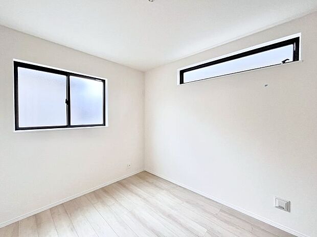 【寝室】◆A号棟◆~Bed Room~ マンションと違い部屋数が多いのが戸建てのメリットです。ご家族が増えたことで手狭に感じていた住まいも戸建てでは各居室プライバシーを保つことができます。