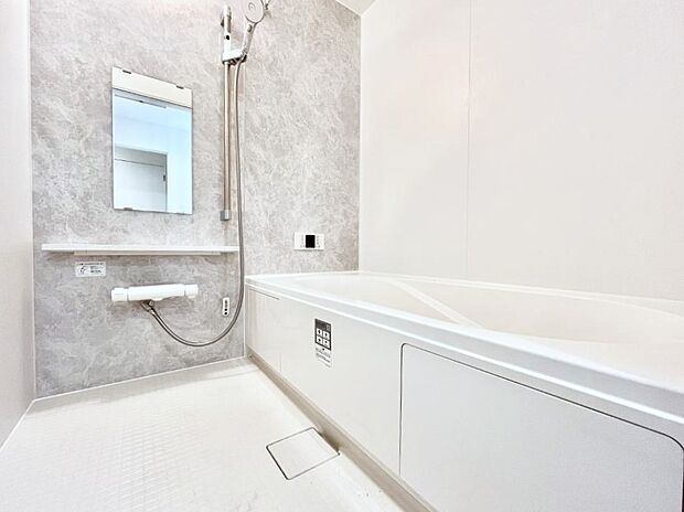 【浴室】◆A号棟◆~Bath Room~ 足を伸ばして入浴することが可能!一日の疲れを癒す貴重なバスタイムです。お子様とご一緒でも十分な広さなので、リビングとは違った家族団欒のひと時をお楽しみいただけます。