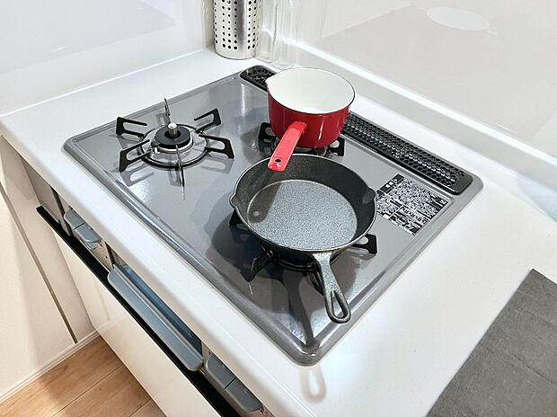 【その他設備(Siセンサーコンロ)】ガスコンロはSiセンサー搭載。火力調節や焦げ付き・消し忘れも防いでくれます。