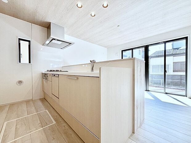 【キッチン】~Kitchen~ 広くて使いやすいキッチンなら家族でいっしょに料理をつくったり、後片付けも手間なくできちゃいます♪収納もたっぷりあるので、いつもすっきりと清潔な印象を保てます。