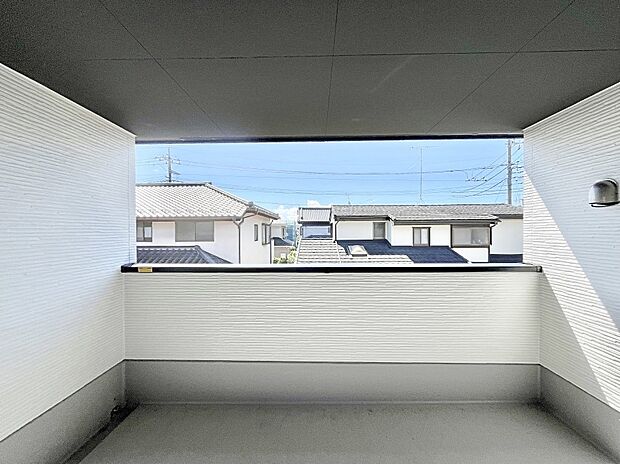 【バルコニー】~Balcony~ インナーバルコニーは洗濯物を干すスペースとして急な雨で洗濯物が濡れてしまうのを防いでくれます◎チェアでくつろいだり、夏には周りを気にせずビニールプールが楽しめますね♪