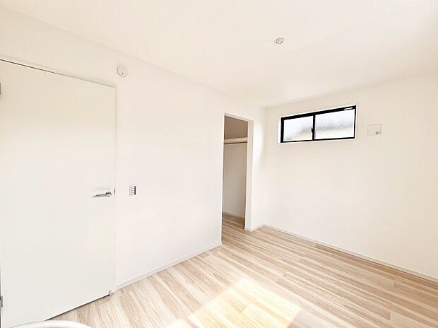 【寝室】～Bed Room～ 全居室には収納クローゼットを完備！普段使いのお洋服や小物はもちろん、季節物のお洋服などもしっかりと整理整頓おしまい頂けます。 居室空間を広く使用できますね。