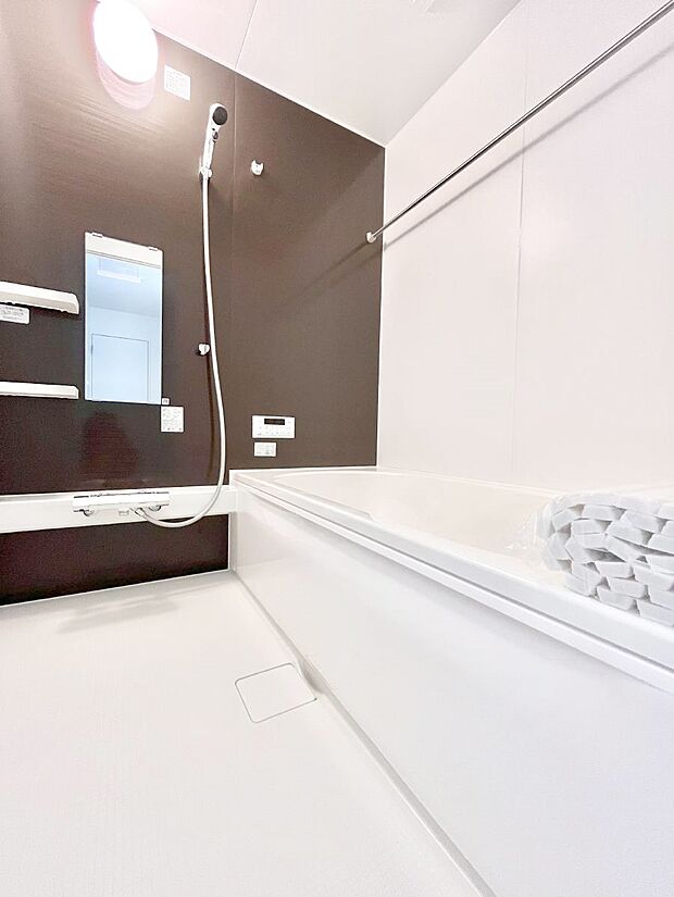 【浴室】～Bath Room～　落ち着いた雰囲気の浴室で明日に向けてリフレッシュ。浴室乾燥機能も付いているので隣の洗濯機置き場で洗い上がった洗濯物を、雨の日も天気を気にせず乾燥させることも可能です。