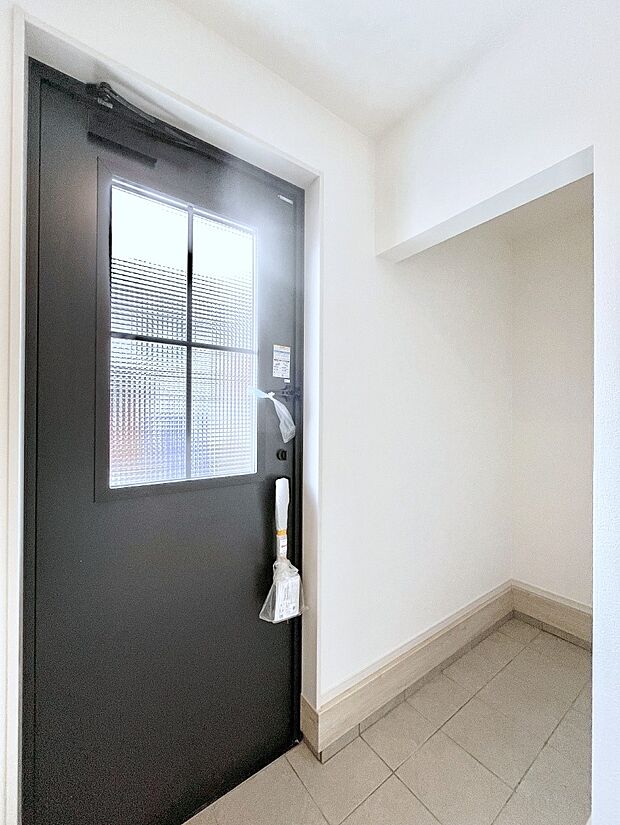【玄関】~Entrance~ 玄関は家の顔といわれますが我が家のセンスをさりげなく感じさせる魅力ある玄関造りも楽しみの一つ。帰宅する度に家族がほっとできる心地よい空間造りも大切ですね♪