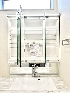 その他設備(三面鏡裏収納)