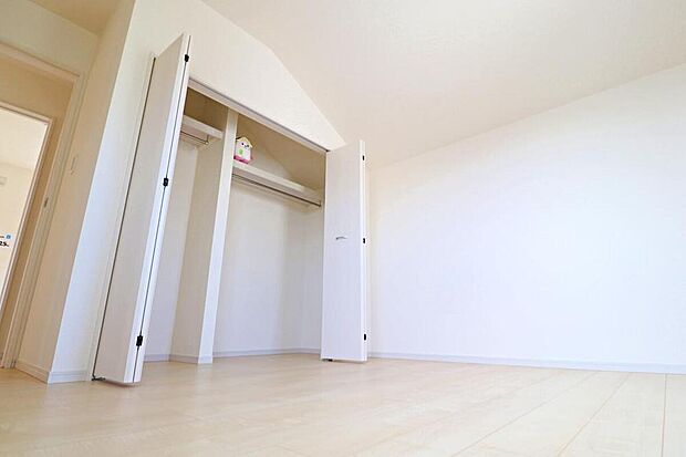☆Room☆
居室にはクローゼットを完備し、自由度の高い家具の配置が叶うシンプルな空間です。お子様の成長と共に必要になる子供部屋にぴったりの間取りですね。