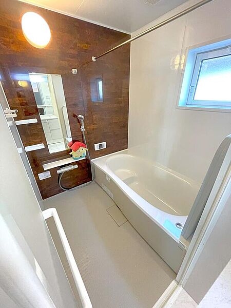 ☆System　Bath☆
半身浴も楽しめる一坪タイプの浴室は、防カビ仕様となっており、お掃除も楽々です。浴室乾燥機を完備し雨の日のお洗濯も安心です。