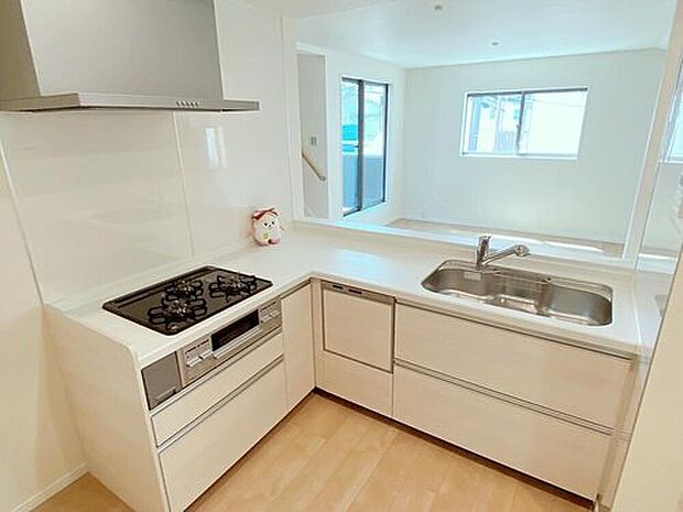 ☆System　Kitchen☆
作業スペースを大きくとったキッチン。夫婦そろってキッチンに立っても調理がしやすくゆとりある広さ。食器類もすっきりと片付く収納力が期待できます。