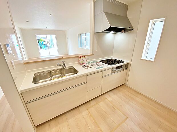 ☆System　Kitchen☆
いつもご家族と一緒に過ごせるのが対面キッチンの魅力！今日の出来事を話しながら、一緒にお料理をしながら…いつもご家族の笑顔が近くにあります。