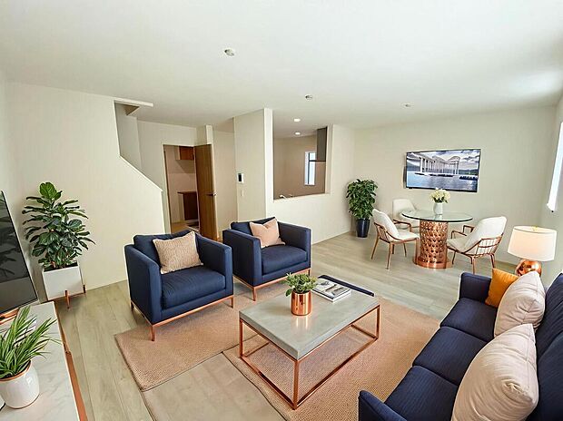 ☆物件の陽当りや通風・仕様設備やお部屋の大きさの比較、近隣・周辺環境や街並みなど、資料には掲載していない情報が現地にはたくさんあります。ぜひ、建物だけでなく周辺環境もご確認ください！（家具はCGです）