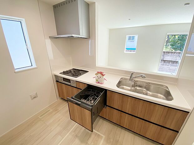 ☆System　Kitchen☆
いつもご家族と一緒に過ごせるのが対面キッチンの魅力！今日の出来事を話しながら、一緒にお料理をしながら…いつもご家族の笑顔が近くにあります。