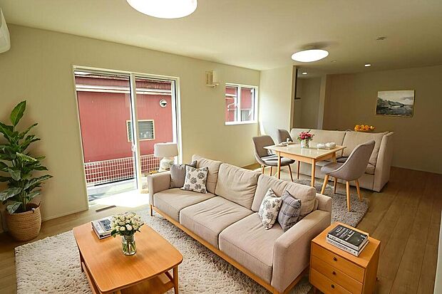 ☆Living　Room☆
会話が弾むリビング、料理が愉しくなるキッチン。家は、ただ生活する場ではなく、暮らしを愉しく、快適にする場所。笑顔の毎日、安らぎの日々のために、最新の設（家具はCGです）