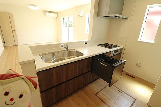 ☆System　Kitchen☆
作業スペースを大きくとったキッチン。夫婦そろってキッチンに立っても調理がしやすくゆとりある広さ。食器類もすっきりと片付く収納力が期待できます。