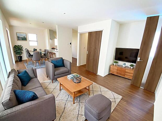 ☆Living　Room☆
インティメイトなくつろぎを味わえるリビングルームはひそやかな憩いの場となることで、新しいゆとりをもたらし、今までにないライフスタイルをもたらします。（家具はCGです）