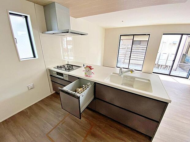 ☆System　Kitchen☆
お子さまにとっても、ご飯のしたくを頑張っているご家族の姿が見えると安心♪手伝いたいという気持ちになるなど、お手伝いの習慣も育ちやすいですね♪