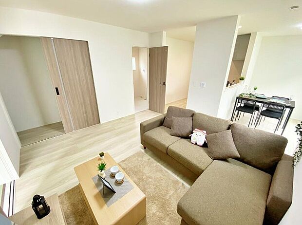 ☆Living　Room☆
『LDKは家族だんらんをデザイン』家族が集まり一緒の時間がすごせる工夫がされております。何気ない一日のひとコマが何者にも代えがたい宝物になることでしょう♪