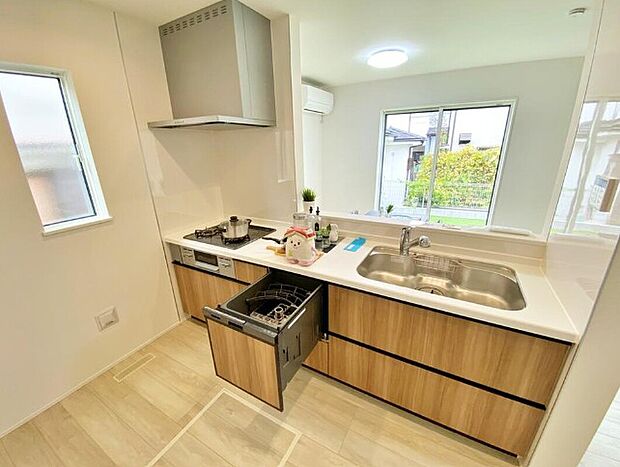 ☆System　Kitchen☆
作業スペースを大きくとったキッチン。夫婦そろってキッチンに立っても調理がしやすくゆとりある広さ。食器類もすっきりと片付く収納力が期待できます。