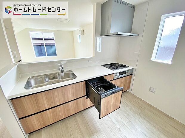 忙しい奥様の味方、後片付けもラクラクなビルトイン食洗機付き。洗い終わった食器の水切りや乾燥としても便利です。