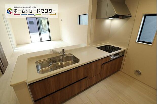 ☆システムキッチン
いつもご家族と一緒に過ごせるのが対面キッチンの魅力！今日の出来事を話しながら、一緒にお料理をしながら…いつもご家族の笑顔が近くにあります。