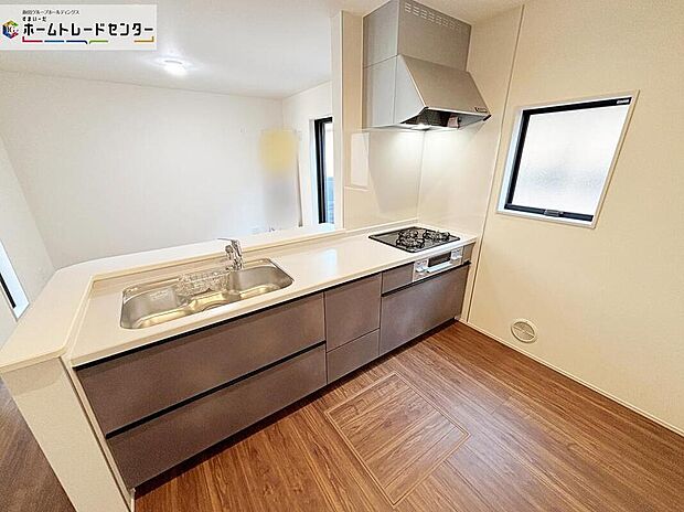 ☆System　Kitchen☆
いつもご家族と一緒に過ごせるのが対面キッチンの魅力！今日の出来事を話しながら、一緒にお料理をしながら…いつもご家族の笑顔が近くにあります。