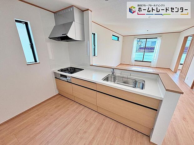 ☆System Kitchen☆
いつもご家族と一緒に過ごせるのが対面キッチンの魅力!今日の出来事を話しながら、一緒にお料理をしながら…いつもご家族の笑顔が近くにあります。