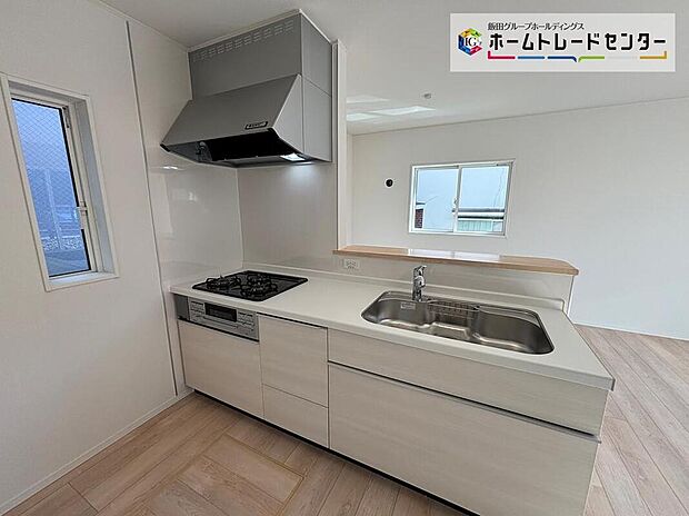 ☆System　Kitchen☆
作業スペースを大きくとったキッチン。夫婦そろってキッチンに立っても調理がしやすくゆとりある広さ。食器類もすっきりと片付く収納力が期待できます。