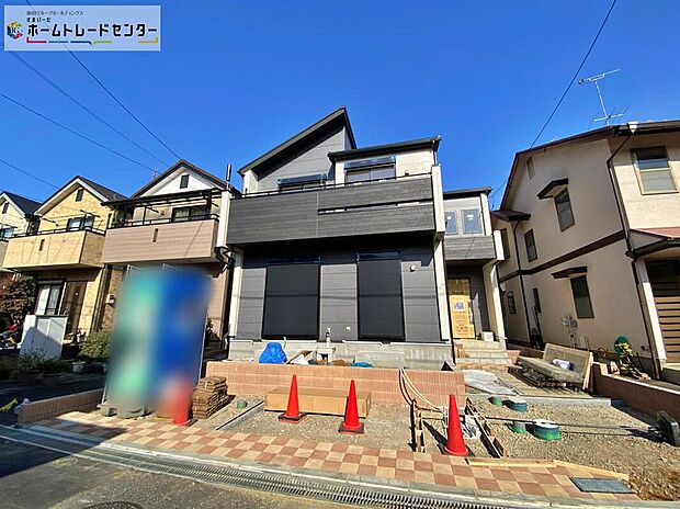 ☆八王子市富士見町・限定1棟のご紹介です!「京王八王子」駅まで徒歩21分の好立地!
洗練されたデザインのお洒落なお住まい。カースペースも2台分ございます!通勤で車をお使いの方にも大変オススメです!