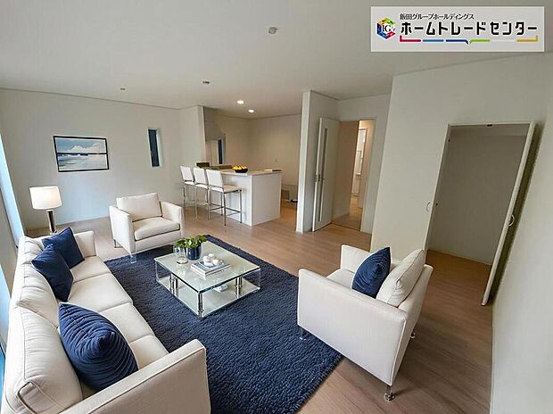 ☆Living Room☆
お陽さまの光をさわやかな風をたっぷりとりこめます。室内はいつも明るい印象なので気持ちの良い朝を迎えられます。毎日の生活も明るくなりそうですね。(家具はCGです)