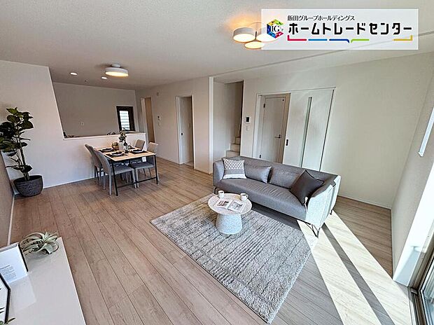 ☆Living Room☆
ここにはみんなが集い、食事と楽しい会話が始まる。話に夢中になるとついつい時を忘れ夜半過ぎになってしまう。そんな束の間の幸せを感じさせてくれる場所♪(家具はCGです)