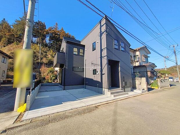 嬉しいコンクリート仕上げのカースペース。雨の日も足元を気にせず外出できます。ファミリーカーの需要が多い中、駐車場も広めに確保いたしました。