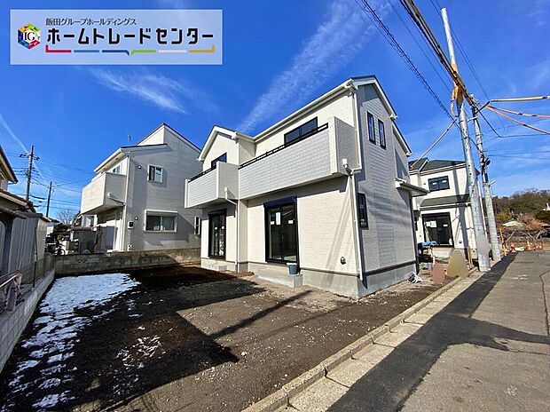 リビングの正面に設置した窓からは充分な陽射しを取り込み、明るい日常をお過ごし出来ます。庭先6m以上あるので、採光十分です♪